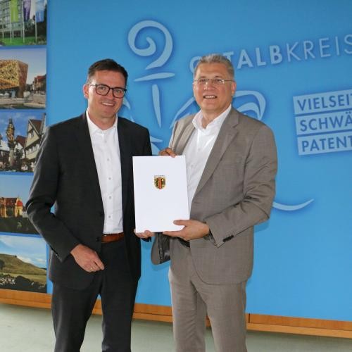 Landrat Dr. Joachim Bläse überreicht Bürgermeister Dr. Gunter Bühler die Ehrenurkunde des Ostalbkreises.