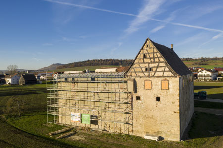 Ansicht Stolch'sches Wasserschloss mit Häusern im Hintergrund